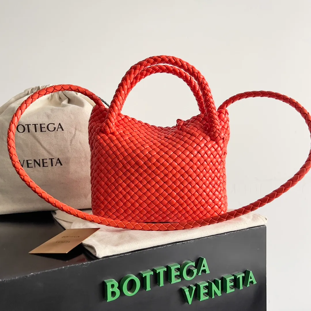 Batch 3760 BV collectible small woven handbags are really YYDS!! Bottega Veneta’s most classic small woven handbags are back! ! We use the highest quality leather with the highest craftsmanship❤️ to create the most expensive works. We have created the Intrecciato leather weaving process❤️ This unique traditional exclusive leather weaving method has not only become our logo but also reflects the time-consuming and labor-intensive craftsmanship of our products❤️ The new TOSCA handbag must be a selection worth collecting🆕 Style number: 776755 Size: 20*15.5*7cm